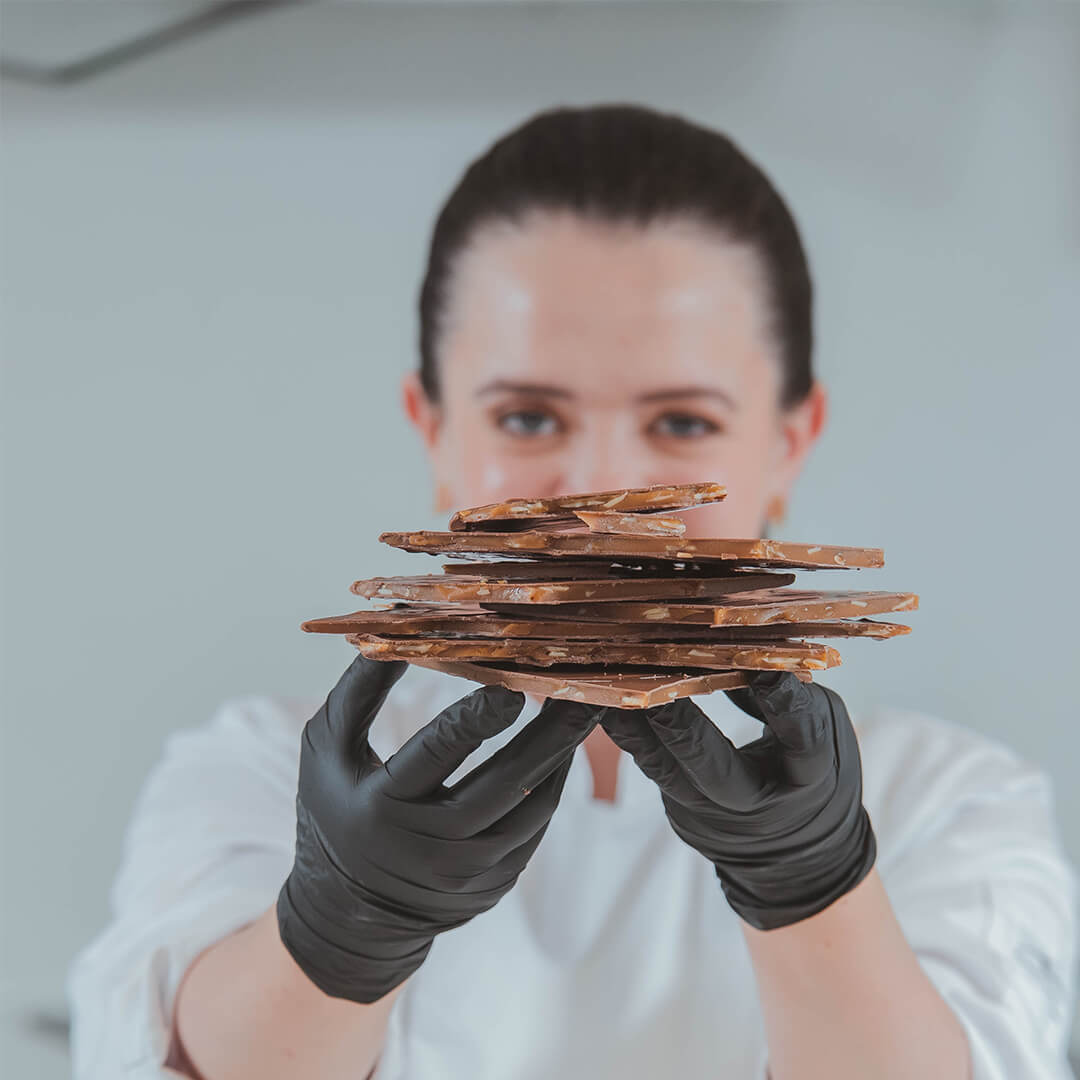 Tejas-Caramelo-con-nueces-cubierto-por-una-fina-capa-de-chocolate-Crème_De_La_Crème